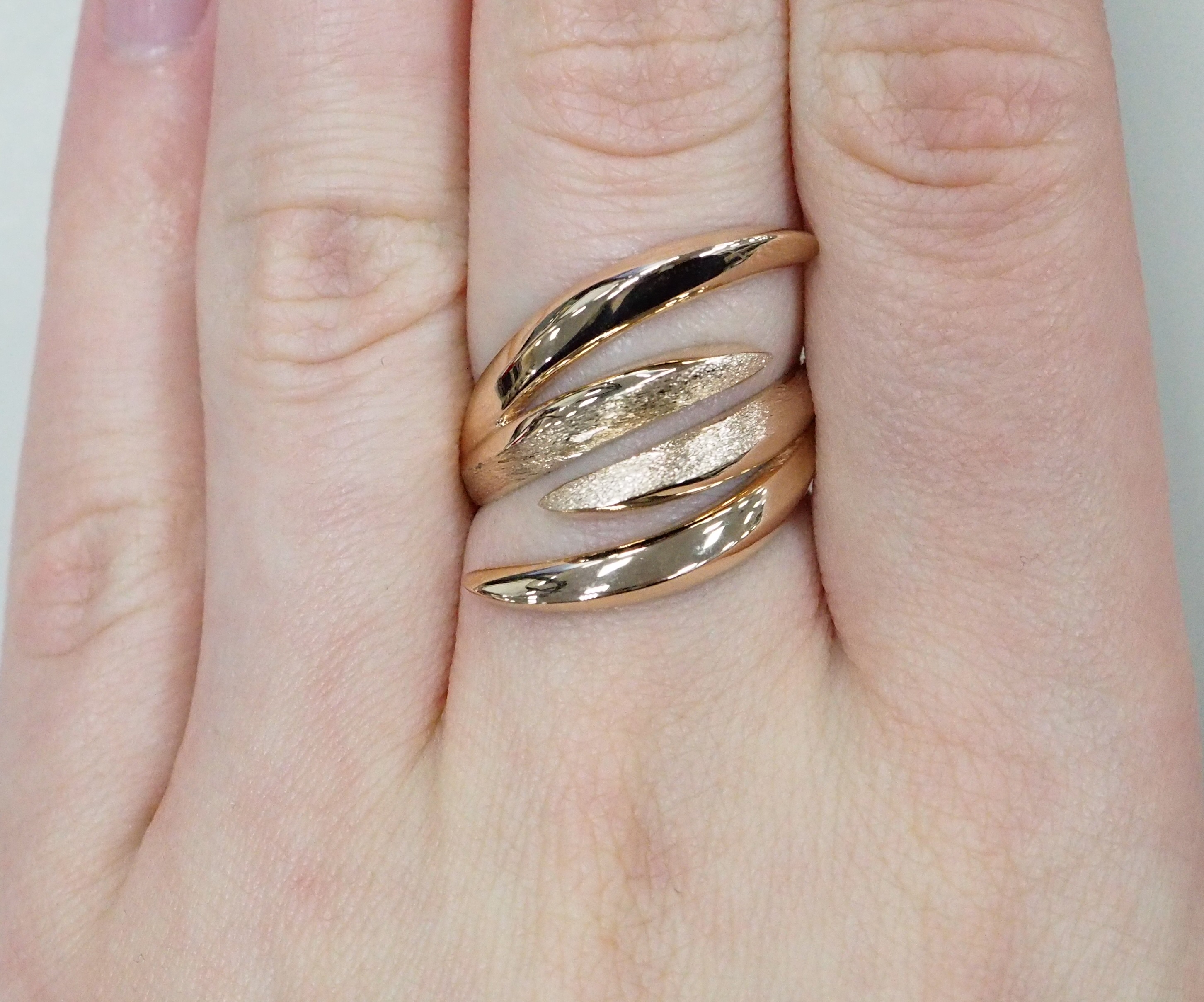 Незамкнутое кольцо из золота